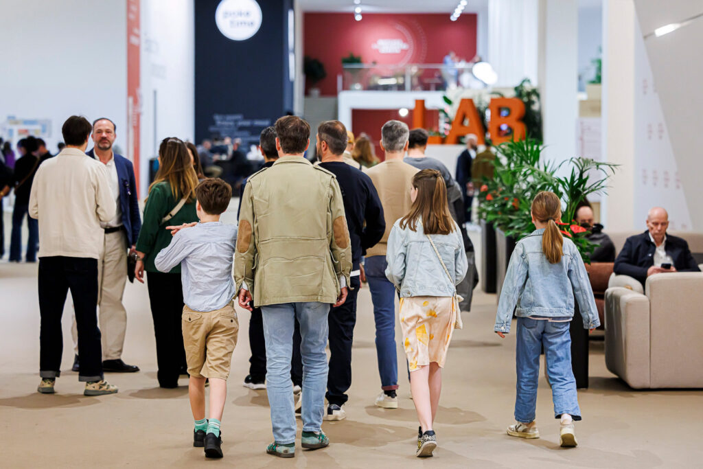 Personas caminando en un evento